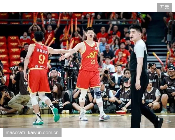 胡金秋强攻内线造杀伤捍卫主场，浙江广厦用强硬防守延缓上海夺冠脚步